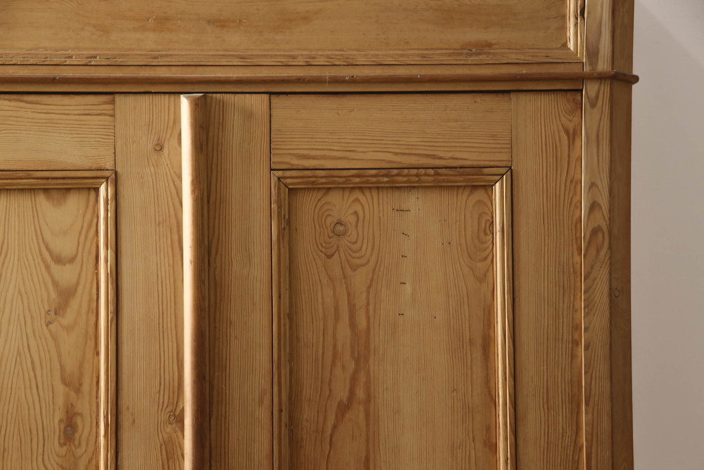 フランスアンティーク　パイン材　優しい木の温もり溢れる素敵なデザインのワードローブ(洋服タンス、収納棚、戸棚、キャビネット)(R-069765)