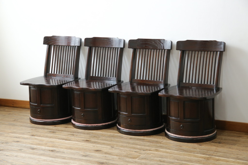 中古　美品　広島県　博永家具　漆塗り　便利な収納付き!!シックな色合いと和モダンデザインが魅力的な囲炉裏テーブルセット(ダイニングテーブル、ラウンドテーブル、4人掛け、4P、ダイニングチェア、板座チェア、椅子、イス、いす、食卓、木製火鉢)(定価約130万円)(R-062789)