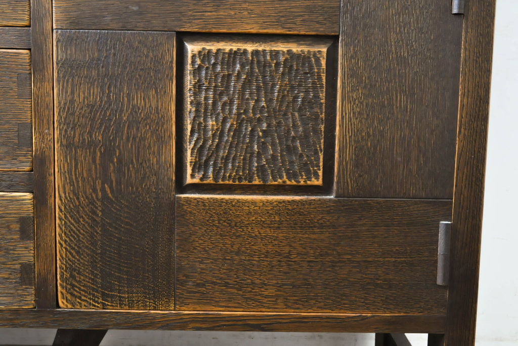 中古　美品　水屋の匠　久遠カップボード160　ナラ無垢材　趣ある色合いと小粋な彫りの意匠がレトロ感を醸し出す食器棚(飾り棚、キャビネット、収納棚、戸棚)(R-061847)