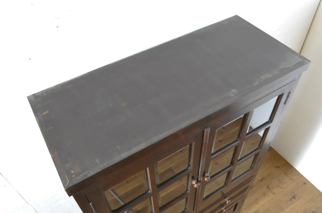 中古　松本民芸家具　G-1型面取食器棚　脚(台輪)付きリメイク　落ち着きのある洗練された佇まいが魅力のサイドキャビネット(カップボード、収納棚、戸棚、キャビネット、本箱)(R-083698)