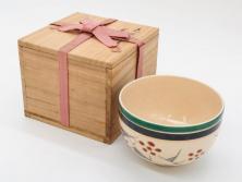 十六代 永楽善五郎　色絵　早春　茶道具　約12cm　4寸　静謐な美しさを感じさせる茶碗(梅、金彩、抹茶碗、茶器、茶陶、裏印、和食器、共箱付、四寸)(R-083284)