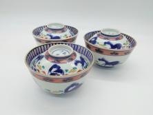 幕末〜明治期　伊万里　金彩　約14cm　4.4寸　華やかな色絵が食卓に彩を与える蓋付き茶碗3客セット(獅子、松竹、和食器、四寸四分)(R-070637)