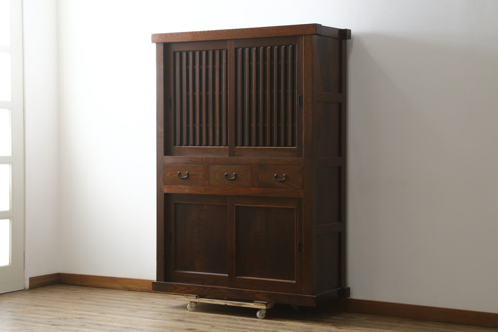 中古　超美品!!　三面欅(ケヤキ)材　格子戸　職人技が光る頑丈で丁寧な作りの水屋箪笥(キャビネット、食器棚、カップボード、収納棚、戸棚)(R-083120)