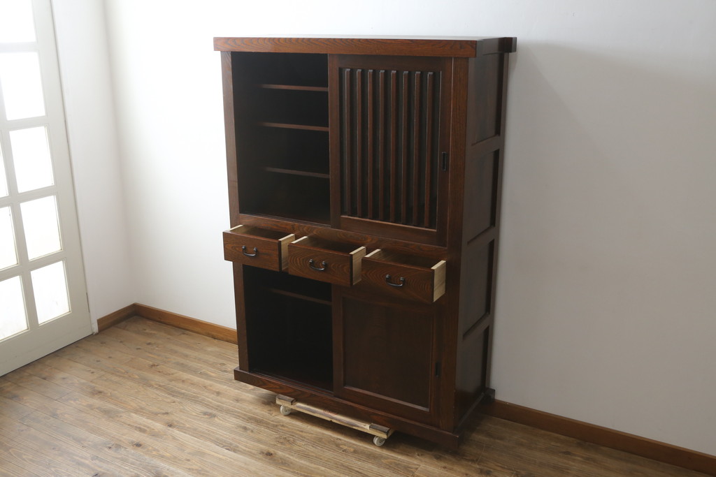 中古　超美品!!　三面欅(ケヤキ)材　格子戸　職人技が光る頑丈で丁寧な作りの水屋箪笥(キャビネット、食器棚、カップボード、収納棚、戸棚)(R-083120)