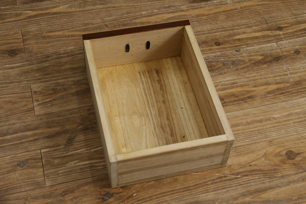 中古　超美品!!　三面欅(ケヤキ)材　格子戸　職人技が光る頑丈で丁寧な作りの水屋箪笥(キャビネット、食器棚、カップボード、収納棚、戸棚)(R-083120)