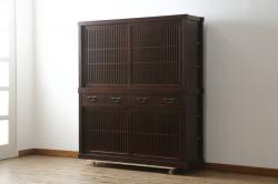 中古　美品!!　三面栗(クリ)材　落ち着いたデザインの二段重ね水屋箪笥(キャビネット、食器棚、カップボード、収納棚、戸棚、バラ売り可能)(R-083111)