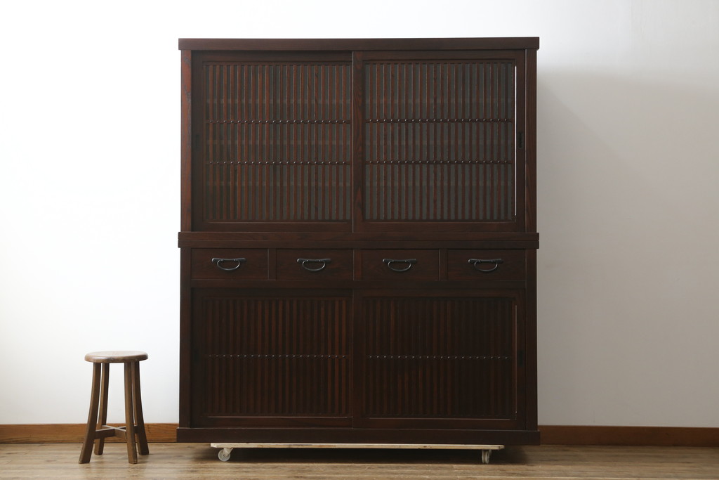 中古　美品!!　三面栗(クリ)材　落ち着いたデザインの二段重ね水屋箪笥(キャビネット、食器棚、カップボード、収納棚、戸棚、バラ売り可能)(R-083111)