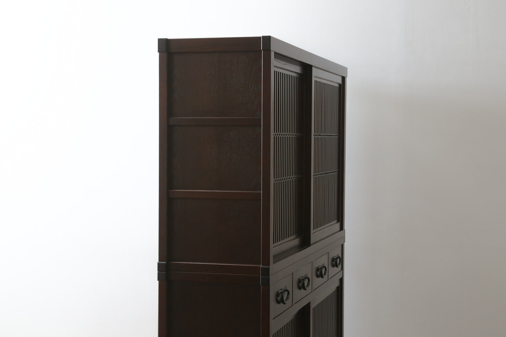 中古　美品!!　三面栗(クリ)材　落ち着いたデザインの二段重ね水屋箪笥(キャビネット、食器棚、カップボード、収納棚、戸棚、バラ売り可能)(R-083111)