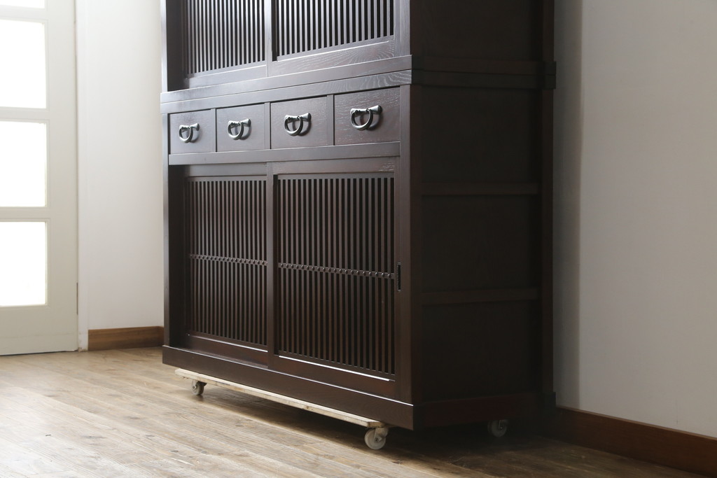 中古　美品!!　三面栗(クリ)材　落ち着いたデザインの二段重ね水屋箪笥(キャビネット、食器棚、カップボード、収納棚、戸棚、バラ売り可能)(R-083111)