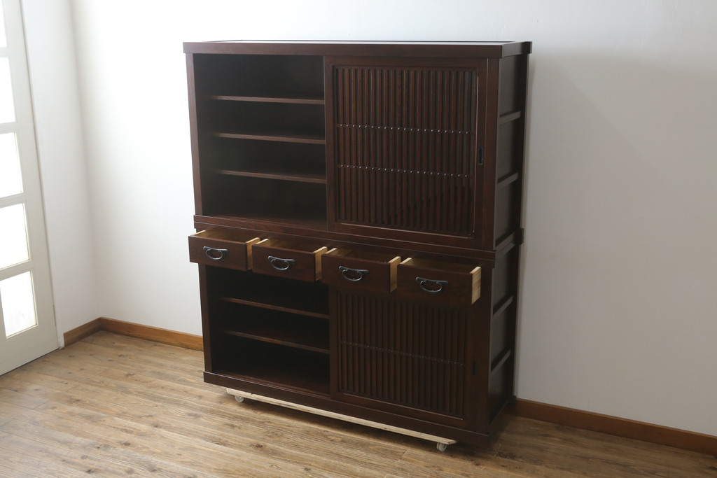 中古　美品!!　三面栗(クリ)材　落ち着いたデザインの二段重ね水屋箪笥(キャビネット、食器棚、カップボード、収納棚、戸棚、バラ売り可能)(R-083111)