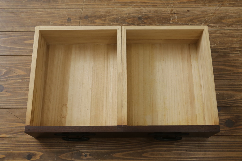 中古　美品!!　三面栗(クリ)材　落ち着いたデザインの二段重ね水屋箪笥(キャビネット、食器棚、カップボード、収納棚、戸棚、バラ売り可能)(R-083111)