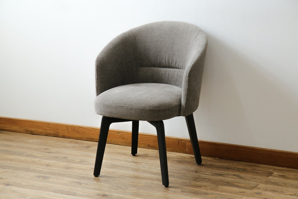 中古　超美品　イタリア　ミノッティ(Minotti)　シンプルモダンなデザインが美しい回転式ダイニングチェア(定価35万円)(回転イス、椅子)(R-061467)