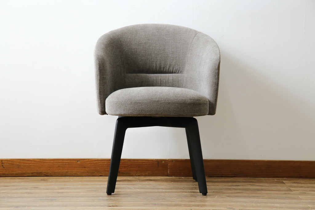 中古　超美品　イタリア　ミノッティ(Minotti)　シンプルモダンなデザインが美しい回転式ダイニングチェア(定価35万円)(回転イス、椅子)(R-061467)