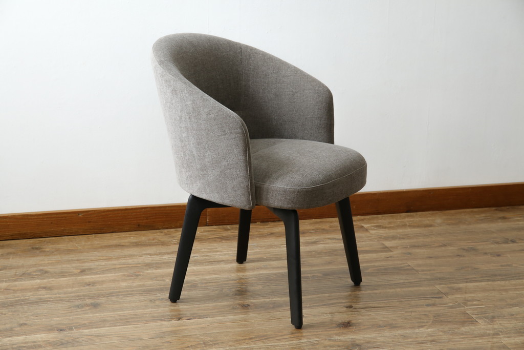 中古　超美品　イタリア　ミノッティ(Minotti)　シンプルモダンなデザインが美しい回転式ダイニングチェア(定価35万円)(回転イス、椅子)(R-061467)