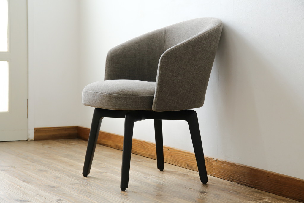 中古　超美品　イタリア　ミノッティ(Minotti)　シンプルモダンなデザインが美しい回転式ダイニングチェア(定価35万円)(回転イス、椅子)(R-061467)