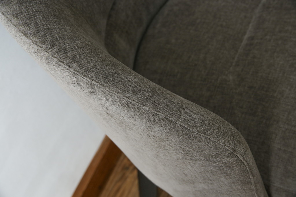 中古　超美品　イタリア　ミノッティ(Minotti)　シンプルモダンなデザインが美しい回転式ダイニングチェア(定価35万円)(回転イス、椅子)(R-061467)