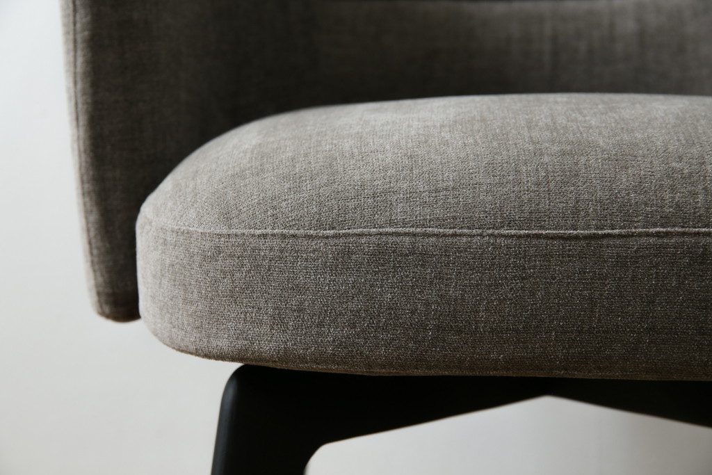 中古　超美品　イタリア　ミノッティ(Minotti)　シンプルモダンなデザインが美しい回転式ダイニングチェア(定価35万円)(回転イス、椅子)(R-061467)