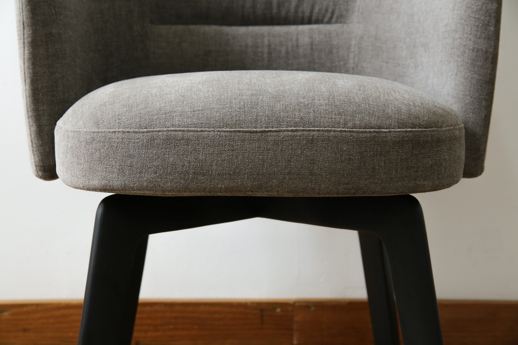中古　超美品　イタリア　ミノッティ(Minotti)　シンプルモダンなデザインが美しい回転式ダイニングチェア(定価35万円)(回転イス、椅子)(R-061467)