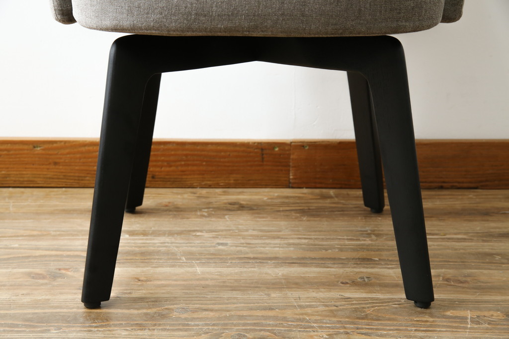 中古　超美品　イタリア　ミノッティ(Minotti)　シンプルモダンなデザインが美しい回転式ダイニングチェア(定価35万円)(回転イス、椅子)(R-061467)