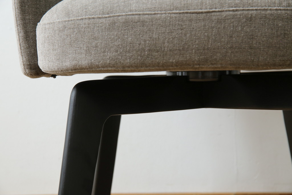 中古　超美品　イタリア　ミノッティ(Minotti)　シンプルモダンなデザインが美しい回転式ダイニングチェア(定価35万円)(回転イス、椅子)(R-061467)