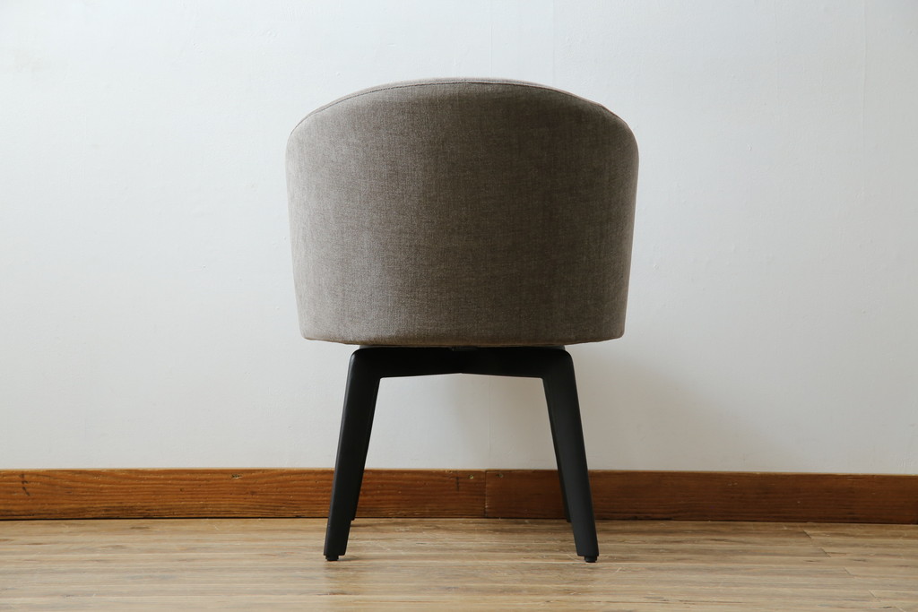 中古　超美品　イタリア　ミノッティ(Minotti)　シンプルモダンなデザインが美しい回転式ダイニングチェア(定価35万円)(回転イス、椅子)(R-061467)