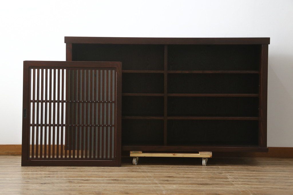 中古　美品!!　三面栗(クリ)材　落ち着いたデザインの水屋箪笥サイドボード(リビングボード、サイドキャビネット、食器棚、カップボード、収納棚、戸棚)(R-083112)