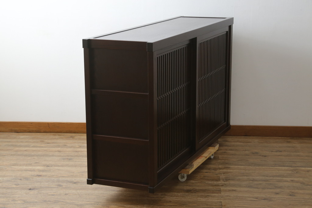 中古　美品!!　三面栗(クリ)材　落ち着いたデザインの水屋箪笥サイドボード(リビングボード、サイドキャビネット、食器棚、カップボード、収納棚、戸棚)(R-083112)