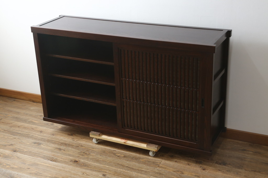 中古　美品!!　三面栗(クリ)材　落ち着いたデザインの水屋箪笥サイドボード(リビングボード、サイドキャビネット、食器棚、カップボード、収納棚、戸棚)(R-083112)