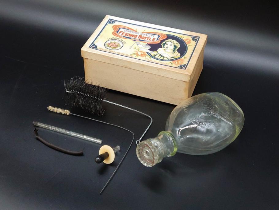 大正～昭和初期　FEEDING BOTTLE　I.IWASAKI&CO.　レトロなディスプレイを盛り上げるエンボス瓶(哺乳瓶、ボトル、日本製、ガラス瓶)(R-076785)