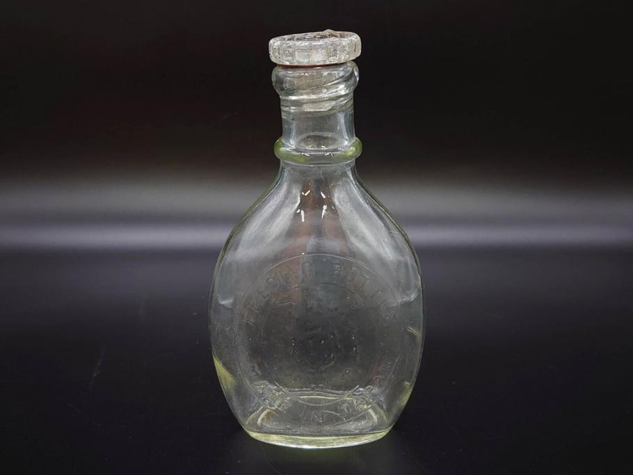 大正～昭和初期　FEEDING BOTTLE　I.IWASAKI&CO.　レトロなディスプレイを盛り上げるエンボス瓶(哺乳瓶、ボトル、日本製、ガラス瓶)(R-076785)