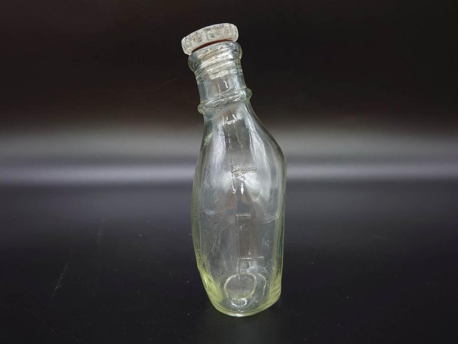大正～昭和初期　FEEDING BOTTLE　I.IWASAKI&CO.　レトロなディスプレイを盛り上げるエンボス瓶(哺乳瓶、ボトル、日本製、ガラス瓶)(R-076785)