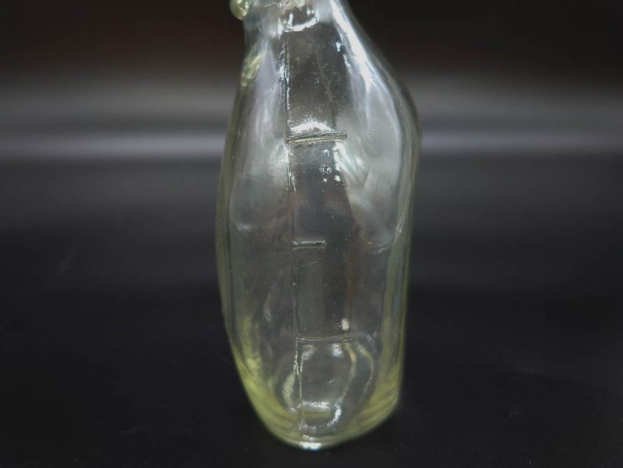 大正～昭和初期　FEEDING BOTTLE　I.IWASAKI&CO.　レトロなディスプレイを盛り上げるエンボス瓶(哺乳瓶、ボトル、日本製、ガラス瓶)(R-076785)
