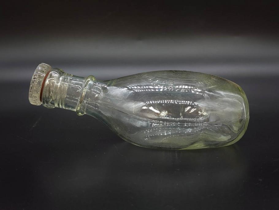 大正～昭和初期　FEEDING BOTTLE　I.IWASAKI&CO.　レトロなディスプレイを盛り上げるエンボス瓶(哺乳瓶、ボトル、日本製、ガラス瓶)(R-076785)