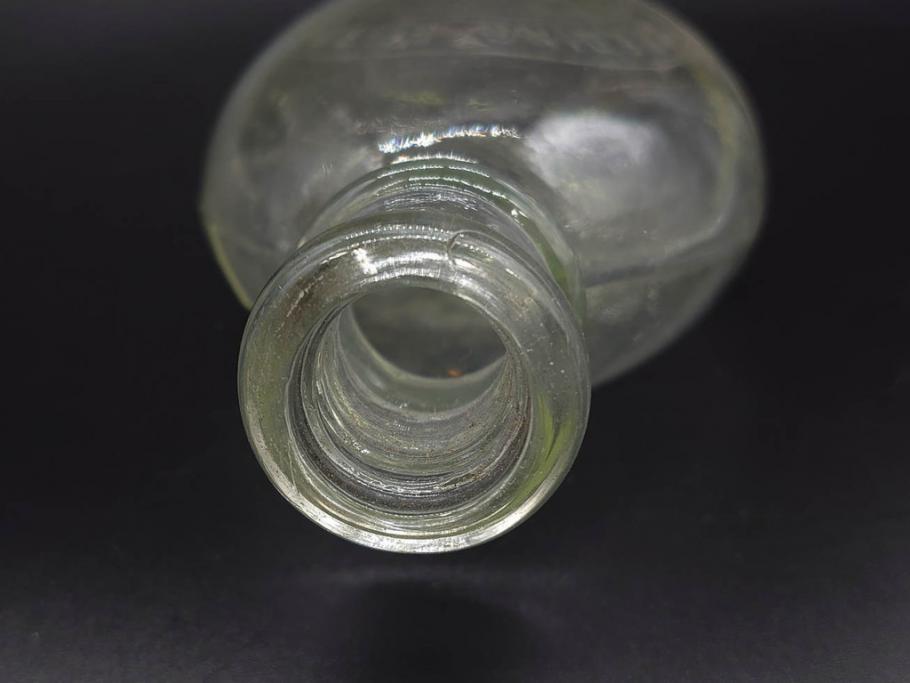 大正～昭和初期　FEEDING BOTTLE　I.IWASAKI&CO.　レトロなディスプレイを盛り上げるエンボス瓶(哺乳瓶、ボトル、日本製、ガラス瓶)(R-076785)