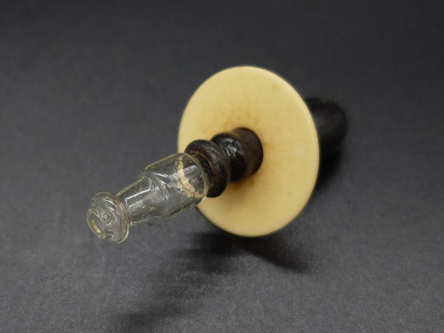大正～昭和初期　FEEDING BOTTLE　I.IWASAKI&CO.　レトロなディスプレイを盛り上げるエンボス瓶(哺乳瓶、ボトル、日本製、ガラス瓶)(R-076785)