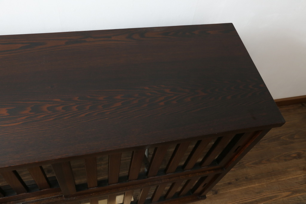 中古　美品　高級品　国産　職人手作り　総欅(ケヤキ)材　漆塗り　上質な和の空間を演出する水屋箪笥サイドボード(サイドキャビネット、収納棚、戸棚、食器棚)(R-076490)