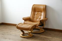 中古　EKORNES(エコーネス)　ロイヤルシリーズ　本革(レザー)　極上のくつろぎの時間を演出するストレスレスチェア+オットマンのセット(クラシックベース、アームチェア、リクライニングチェア、椅子、イス、1人掛けソファ、1Pソファ、フットスツール、北欧)(定価約46万円)(R-083308)