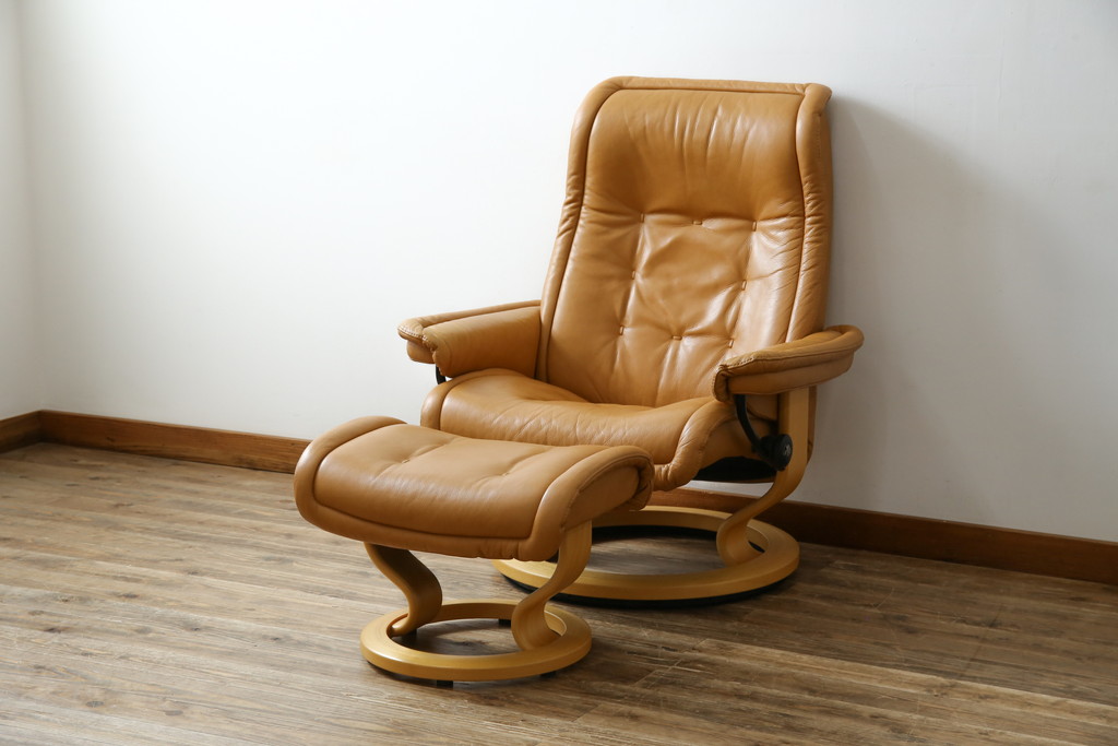 中古　EKORNES(エコーネス)　ロイヤルシリーズ　本革(レザー)　極上のくつろぎの時間を演出するストレスレスチェア+オットマンのセット(クラシックベース、アームチェア、リクライニングチェア、椅子、イス、1人掛けソファ、1Pソファ、フットスツール、北欧)(定価約46万円)(R-083308)