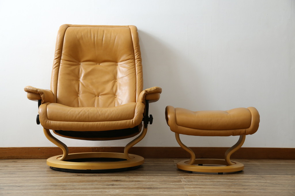 中古　EKORNES(エコーネス)　ロイヤルシリーズ　本革(レザー)　極上のくつろぎの時間を演出するストレスレスチェア+オットマンのセット(クラシックベース、アームチェア、リクライニングチェア、椅子、イス、1人掛けソファ、1Pソファ、フットスツール、北欧)(定価約46万円)(R-083308)