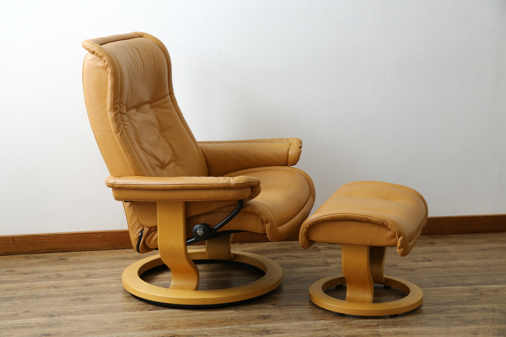 中古　EKORNES(エコーネス)　ロイヤルシリーズ　本革(レザー)　極上のくつろぎの時間を演出するストレスレスチェア+オットマンのセット(クラシックベース、アームチェア、リクライニングチェア、椅子、イス、1人掛けソファ、1Pソファ、フットスツール、北欧)(定価約46万円)(R-083308)