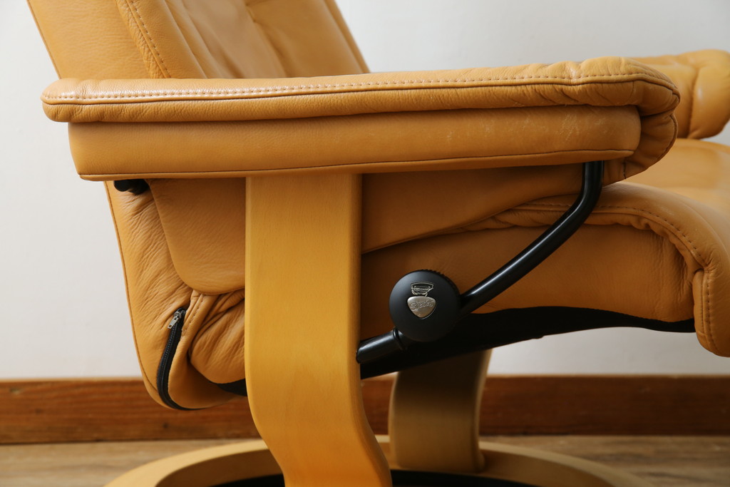 中古　EKORNES(エコーネス)　ロイヤルシリーズ　本革(レザー)　極上のくつろぎの時間を演出するストレスレスチェア+オットマンのセット(クラシックベース、アームチェア、リクライニングチェア、椅子、イス、1人掛けソファ、1Pソファ、フットスツール、北欧)(定価約46万円)(R-083308)