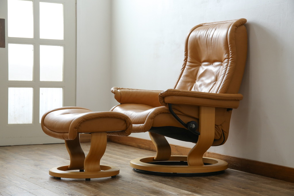 中古　EKORNES(エコーネス)　ロイヤルシリーズ　本革(レザー)　極上のくつろぎの時間を演出するストレスレスチェア+オットマンのセット(クラシックベース、アームチェア、リクライニングチェア、椅子、イス、1人掛けソファ、1Pソファ、フットスツール、北欧)(定価約46万円)(R-083308)