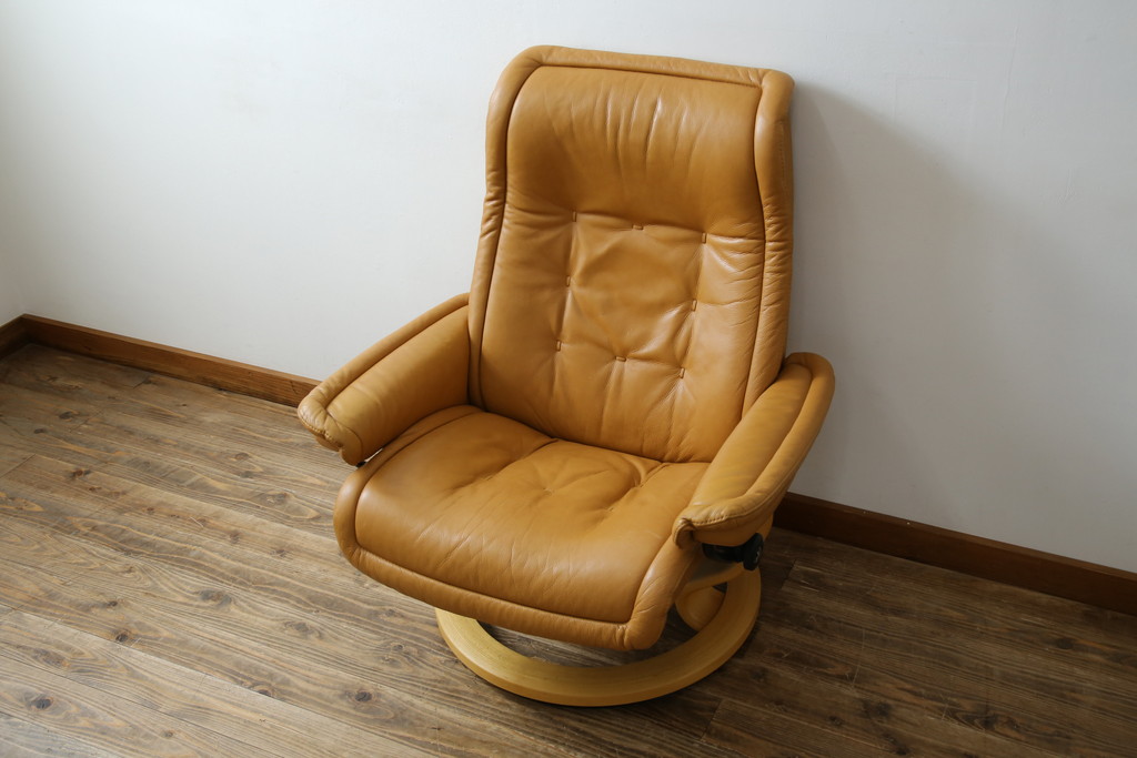 中古　EKORNES(エコーネス)　ロイヤルシリーズ　本革(レザー)　極上のくつろぎの時間を演出するストレスレスチェア+オットマンのセット(クラシックベース、アームチェア、リクライニングチェア、椅子、イス、1人掛けソファ、1Pソファ、フットスツール、北欧)(定価約46万円)(R-083308)