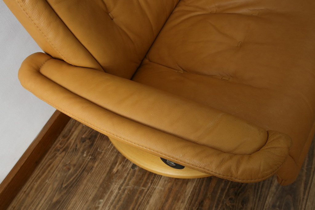 中古　EKORNES(エコーネス)　ロイヤルシリーズ　本革(レザー)　極上のくつろぎの時間を演出するストレスレスチェア+オットマンのセット(クラシックベース、アームチェア、リクライニングチェア、椅子、イス、1人掛けソファ、1Pソファ、フットスツール、北欧)(定価約46万円)(R-083308)