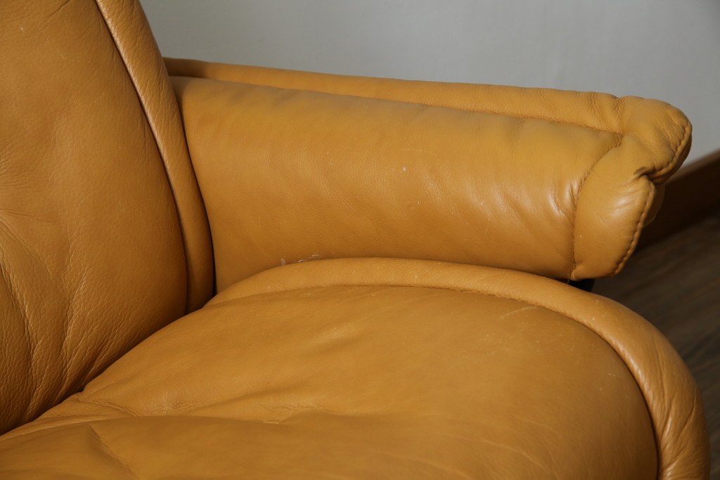 中古　EKORNES(エコーネス)　ロイヤルシリーズ　本革(レザー)　極上のくつろぎの時間を演出するストレスレスチェア+オットマンのセット(クラシックベース、アームチェア、リクライニングチェア、椅子、イス、1人掛けソファ、1Pソファ、フットスツール、北欧)(定価約46万円)(R-083308)