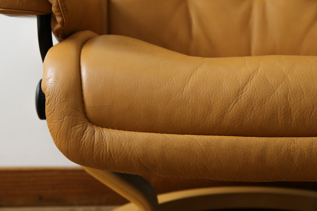 中古　EKORNES(エコーネス)　ロイヤルシリーズ　本革(レザー)　極上のくつろぎの時間を演出するストレスレスチェア+オットマンのセット(クラシックベース、アームチェア、リクライニングチェア、椅子、イス、1人掛けソファ、1Pソファ、フットスツール、北欧)(定価約46万円)(R-083308)