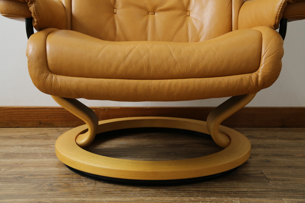 中古　EKORNES(エコーネス)　ロイヤルシリーズ　本革(レザー)　極上のくつろぎの時間を演出するストレスレスチェア+オットマンのセット(クラシックベース、アームチェア、リクライニングチェア、椅子、イス、1人掛けソファ、1Pソファ、フットスツール、北欧)(定価約46万円)(R-083308)