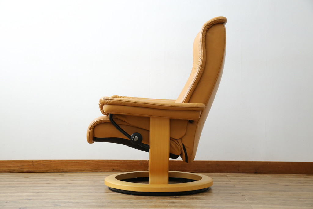中古　EKORNES(エコーネス)　ロイヤルシリーズ　本革(レザー)　極上のくつろぎの時間を演出するストレスレスチェア+オットマンのセット(クラシックベース、アームチェア、リクライニングチェア、椅子、イス、1人掛けソファ、1Pソファ、フットスツール、北欧)(定価約46万円)(R-083308)