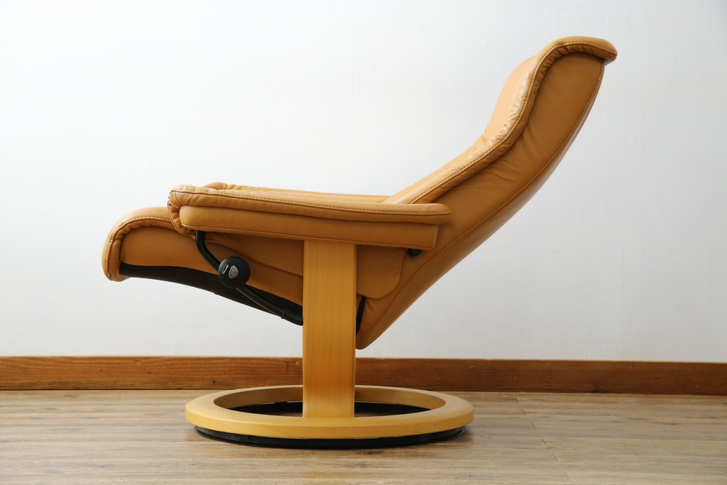 中古　EKORNES(エコーネス)　ロイヤルシリーズ　本革(レザー)　極上のくつろぎの時間を演出するストレスレスチェア+オットマンのセット(クラシックベース、アームチェア、リクライニングチェア、椅子、イス、1人掛けソファ、1Pソファ、フットスツール、北欧)(定価約46万円)(R-083308)