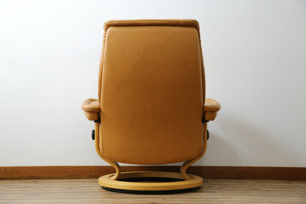 中古　EKORNES(エコーネス)　ロイヤルシリーズ　本革(レザー)　極上のくつろぎの時間を演出するストレスレスチェア+オットマンのセット(クラシックベース、アームチェア、リクライニングチェア、椅子、イス、1人掛けソファ、1Pソファ、フットスツール、北欧)(定価約46万円)(R-083308)